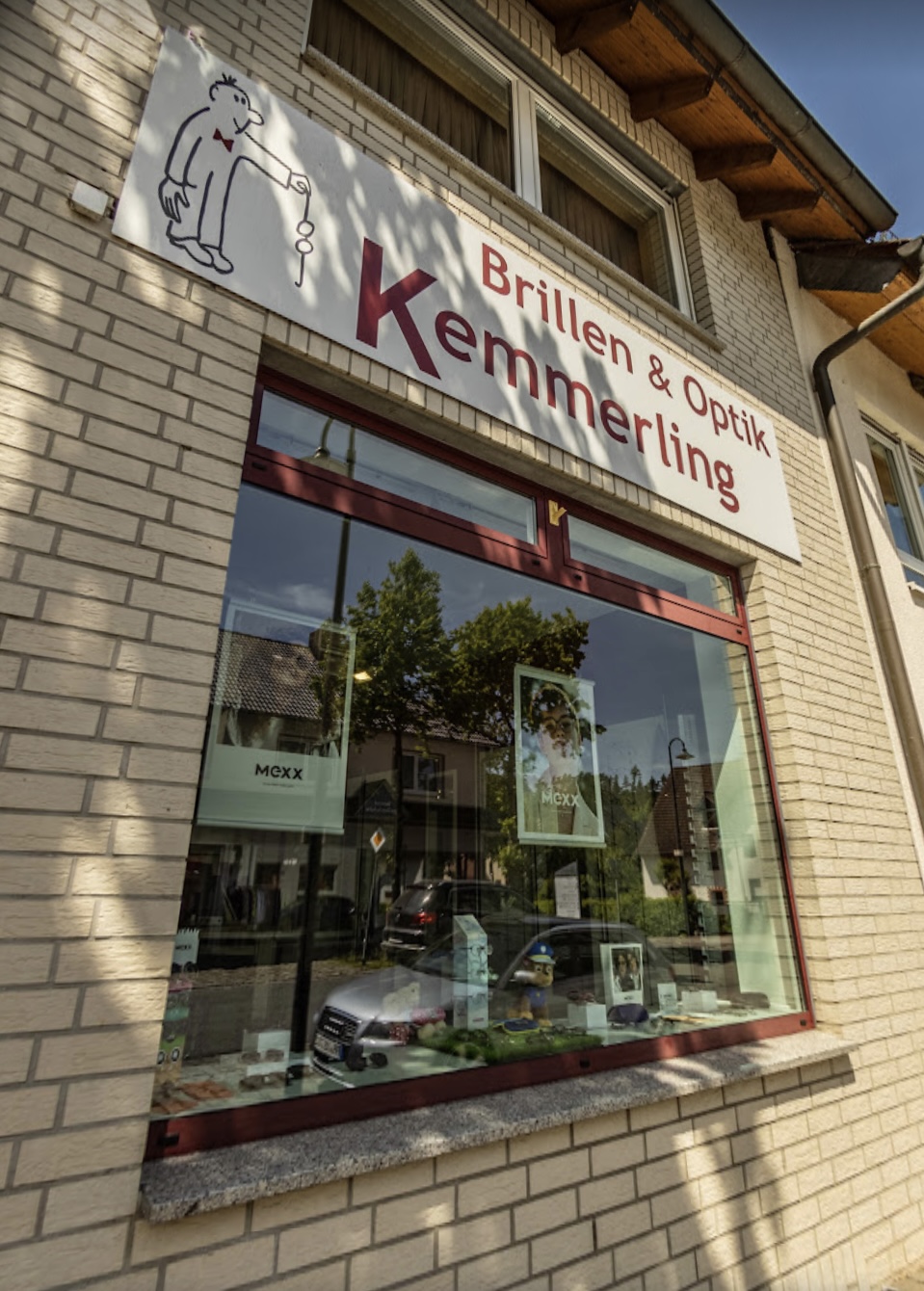 Schaufenster mit Schriftzug Brillen & Optik Kemmerling in Bad Wünnenberg